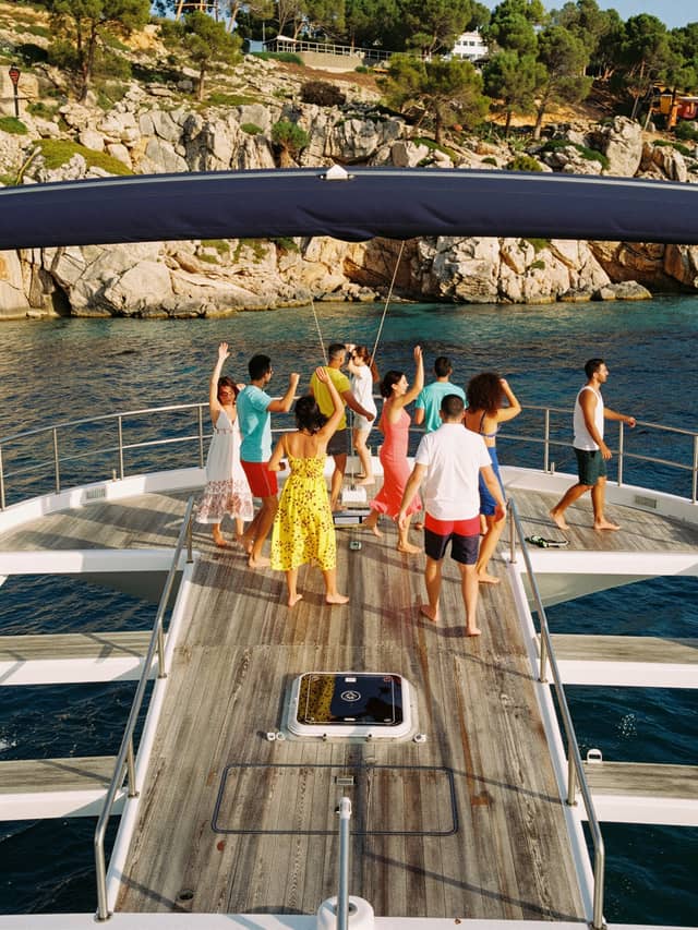 Fiesta en barco en Ibiza: DJ, barra libre y paradas para nadar