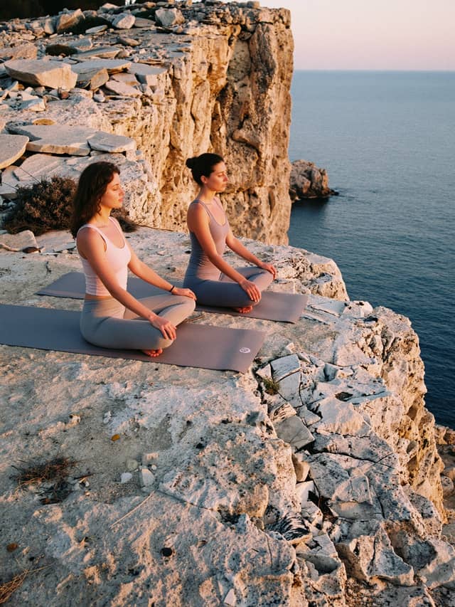 Yoga y meditación al amanecer en Es Vedrà
